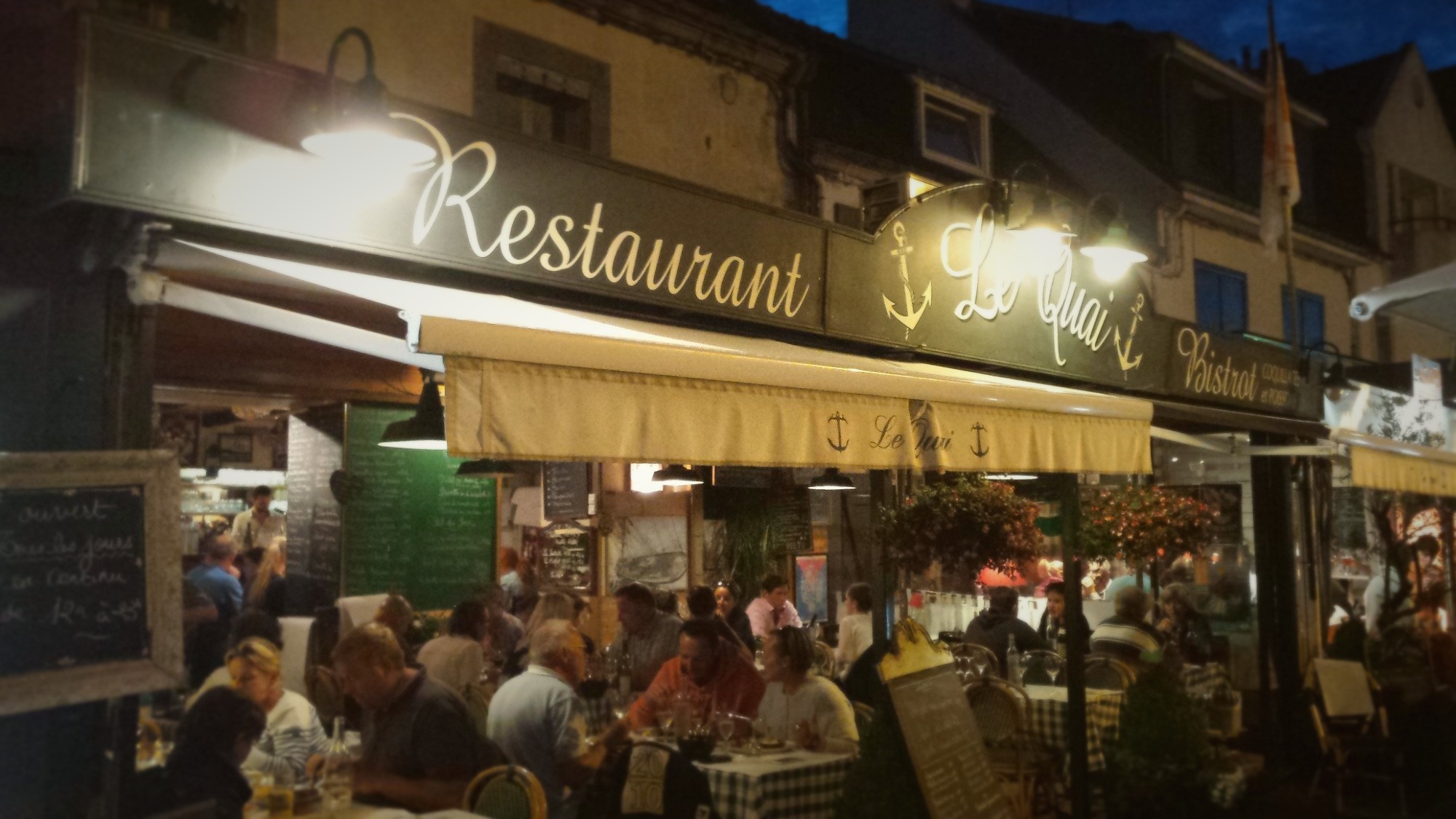 La terrasse du Quai le soir